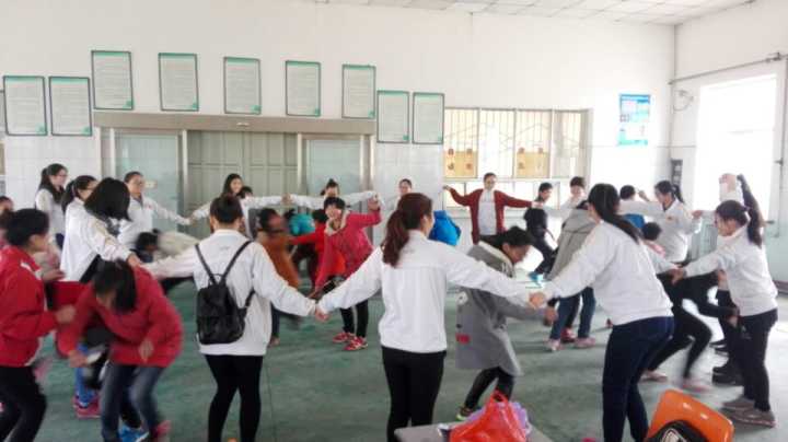 志愿者们与特教学校的员工们做游戏